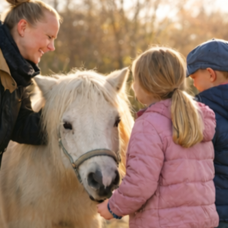 Coach Nicole Ilijas und Pony und Kinder im Pony Club Nordschwarzwald
